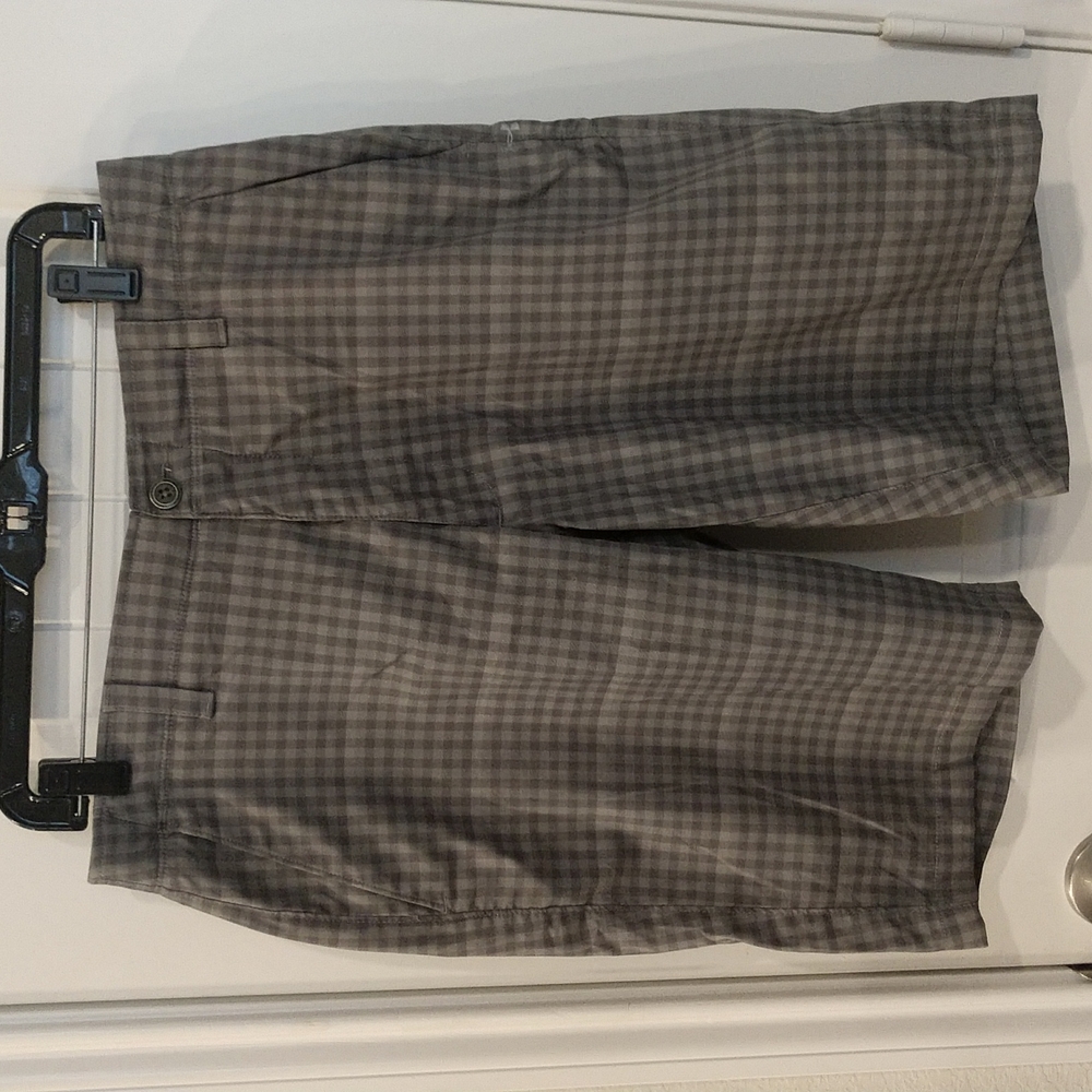 Under Armour Men's 36 Waist Gray Flat Front Golf Shorts Excellent Condition!